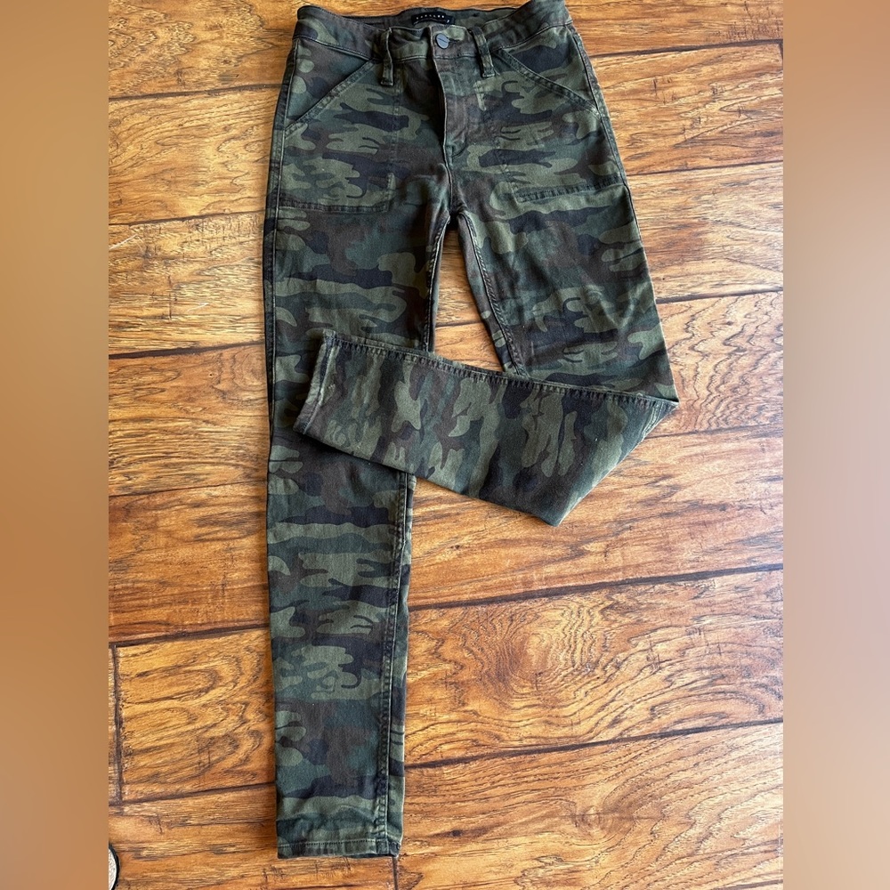 Sanctuary Camp Jeans front and back pockets. Size 6